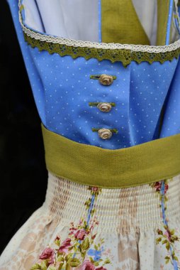 Bavyera 'da geleneksel mavi Dirndels' in kurdeleli, dekoratif düğmeli ve dantelli yakın çekimi