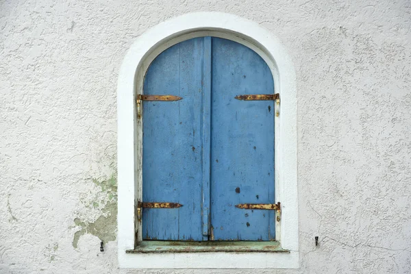 Velho Obturador Azul Desgastado Fecha Uma Janela Antiga Com Arcos — Fotografia de Stock