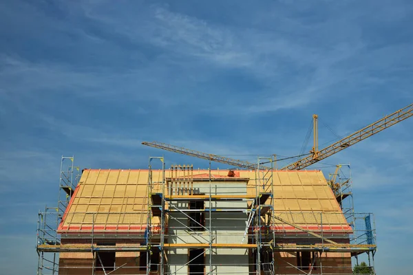 Een Bakstenen Schelp Met Nog Niet Overdekt Dak Kranen Achtergrond — Stockfoto