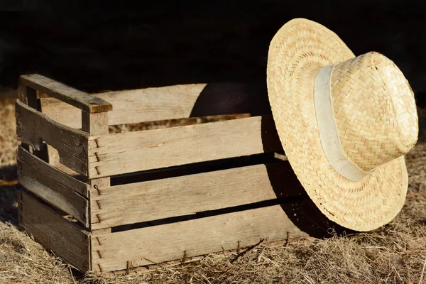 Close Empty Used Wooden Box Dry Meadow Straw Hat Summer — Stock Photo, Image