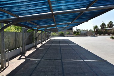 08.10.2019, Sicilya / İtalya 'da yaz sıcağında terk edilmiş bir otopark.