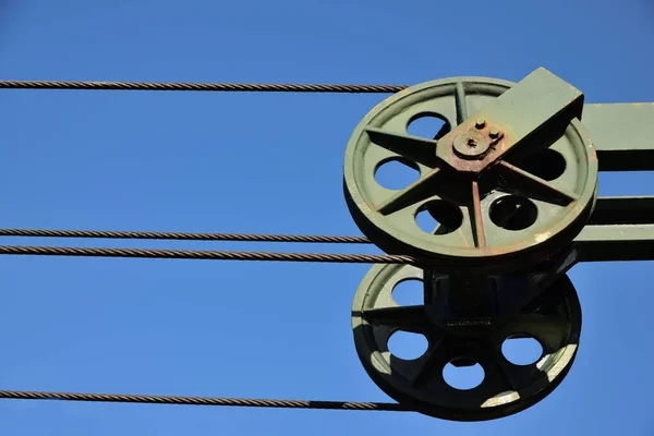 Rolando Sobre Metal Cabo Aço Estende Contra Céu Azul Como — Fotografia de Stock