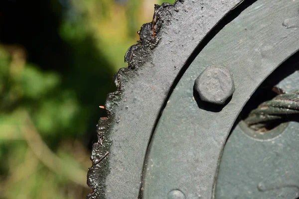 铁制起落架的细部 是绞车的一部分 带有油腻的齿轮 在外面 — 图库照片