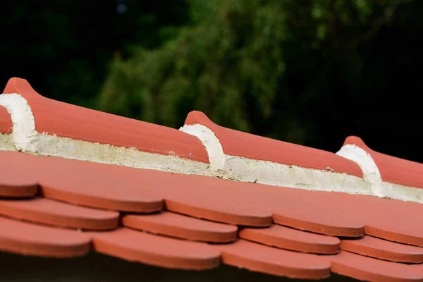 Nahaufnahme Von Flachen Dachziegeln Aus Rotem Lehm Die Von Einem — Stockfoto