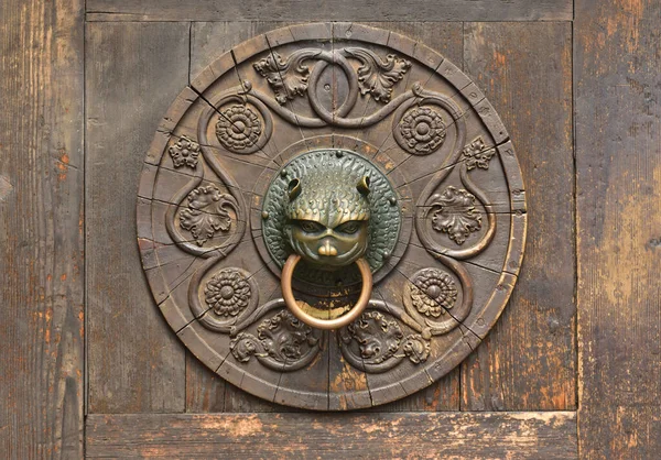 01 Temmuz 2019 'da güneş, Augsburg / Almanya' daki katedralin kapı tokmağının kapısında parlıyor.