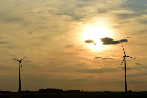 Закат Двумя Ветряными Турбинами Широким Пейзажем — стоковое фото