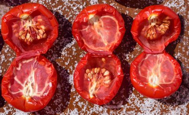 Sicilya 'da tuzlanmış ve yanyana kurutulmak üzere dilimlenmiş domatesleri kapatın.