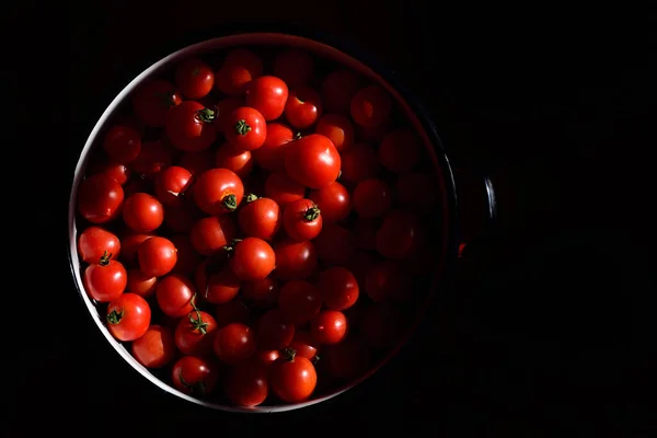 Duży Garnek Świeżymi Pomidorami Stoi Podłodze Ciemnym Tle Jest Fotografowany — Zdjęcie stockowe