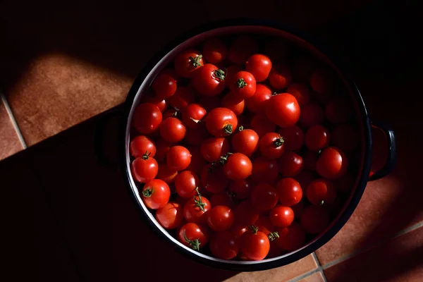 Kitchen Large Pot Fresh Tomatoes Tiled Floor Photographed — Stock Photo, Image