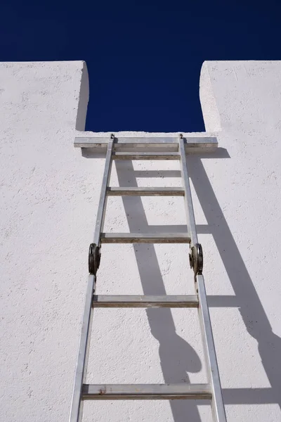 Mediterranean Area Used Aluminum Ladder Leaning Freshly Painted White House — Stock Photo, Image