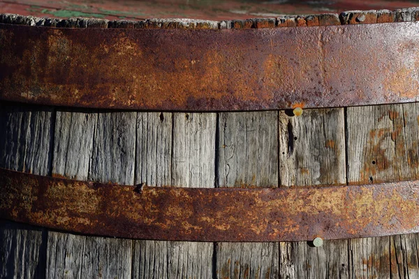 Detalhe Barril Vinho Velho Feito Madeira Velha Com Anéis Enferrujados — Fotografia de Stock