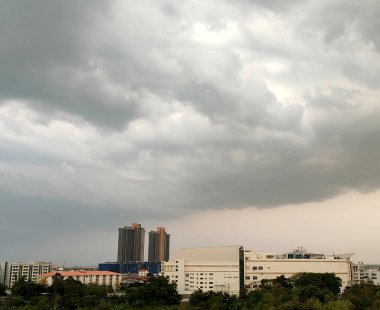Nehrin üzerinde fırtına bulutları