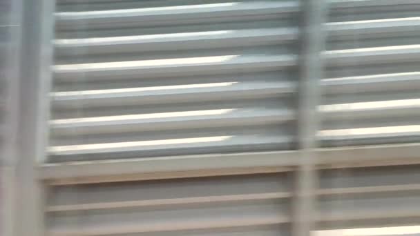 En regardant par la fenêtre, nous pouvons voir le mouvement des objets de la rue latérale qui est incroyable.