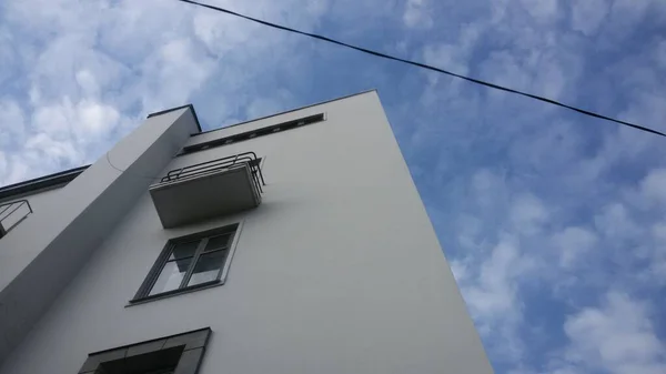 White Building Corner Blue Sky — Stock Photo, Image