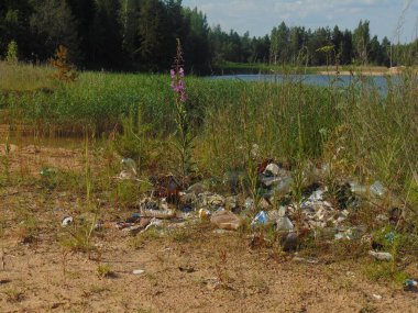Kumlu sahildeki insanların doldurduğu çöpler: ekolojik dost canlısı olmayan turizm
