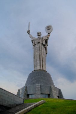 Bulutlu bir günde Kiev, Ukrayna'da Anavatan heykeli