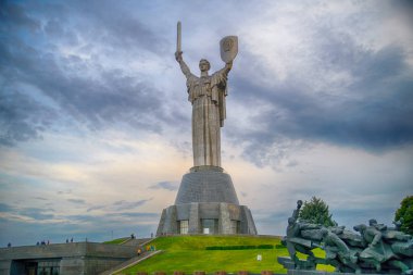 Bulutlu bir günde Kiev, Ukrayna'da Anavatan heykeli