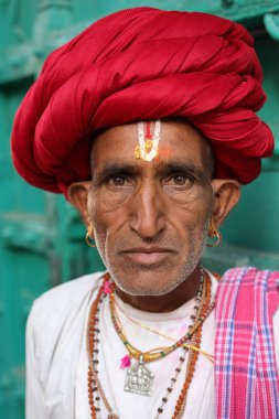 Pushkar, Hindistan - 12 Kasım 2018: Rajasthan'daki Pushkar Camel Fair'de tanımlanamayan Rabari hacı. Fuar Hindistan'ın en büyük deve fuarı..