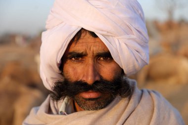 Pushkar, Hindistan - 12 Kasım 2018: Pushkar Camel Fair, Rajasthan'da tanımlanamayan Rabari aşiret adamı. Fuar Hindistan'ın en büyük deve fuarı..