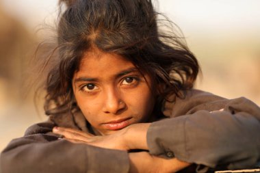 Pushkar, Hindistan - 22 Kasım 2018: Pushkar Camel Fair, Rajasthan'da kimliği belirsiz Çingene kız. Fuar Hindistan'ın en büyük deve fuarı..