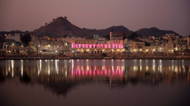 Derin Daan Aarti Pushkar Camel Fuarı sırasında Pushkar Gölü ghats üzerinde, Rajasthan, Hindistan 