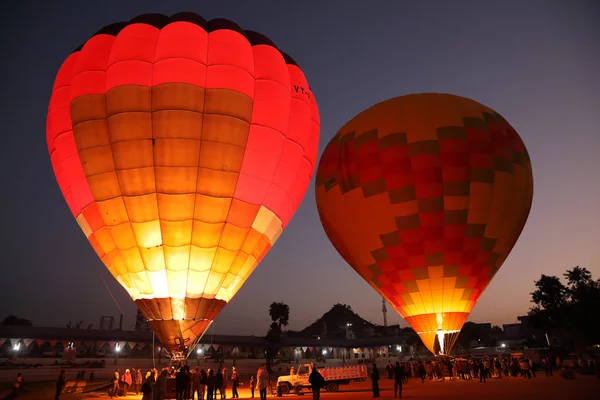 プシュカル インド 2018年11月18日 インド ラジャスタン州プシュカルのラクダフェアのメラグラウンドで熱気球 フェアはインド最大のラクダフェアです — ストック写真