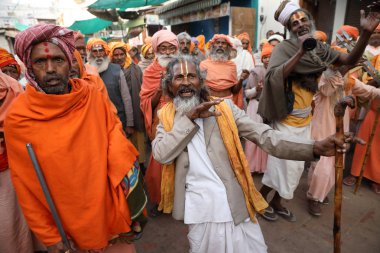 Pushkar, Hindistan - 20 Kasım 2018: Rajasthan Camel Fair'de Pushkar sokaklarında tanımlanamayan Sadhus. Fuar Hindistan'ın en büyük deve fuarı..