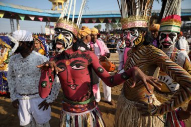Pushkar, Hindistan - 23 Kasım 2018: Pushkar Camel Fair, Rajasthan kapanış töreninde tanımlanamayan maske dansçısı. Fuar Hindistan'ın en büyük deve fuarı..