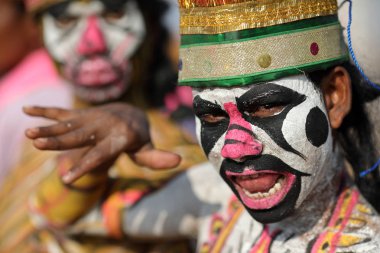 Pushkar, Hindistan - 23 Kasım 2018: Pushkar Camel Fair, Rajasthan kapanış töreninde tanımlanamayan maske dansçısı. Fuar Hindistan'ın en büyük deve fuarı..