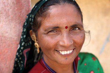 Rann Of Kutch, Hindistan - 1 Aralık 2018: Kutch, Gujarat ilçesinde kırsal bir köyde tanımlanamayan aşiret kadını. Kutch bölgesi aşiret yaşamı ve geleneksel kültürü ile ünlüdür..