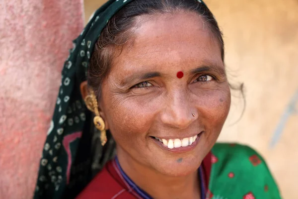 印度库奇的Rann 2018年12月1日 古吉拉特邦库奇区一个乡村的不明身份部落妇女 库奇地区以其部落生活和传统文化而闻名 — 图库照片