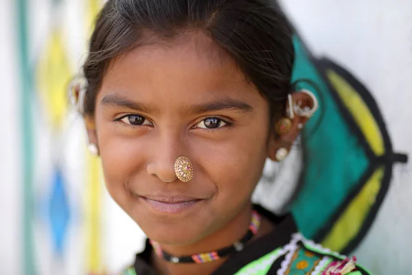 印度库奇的Rann 2018年12月2日 古吉拉特邦库奇区一个乡村的不明身份部落女孩 库奇地区以其部落生活和传统文化而闻名 — 图库照片