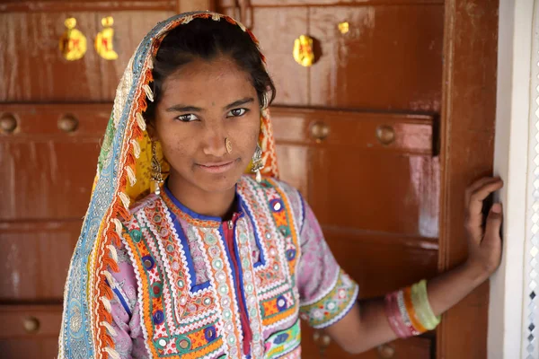 印度库奇的Rann 2018年12月3日 古吉拉特邦库奇区一个乡村的不明身份部落妇女 库奇地区以其部落生活和传统文化而闻名 — 图库照片