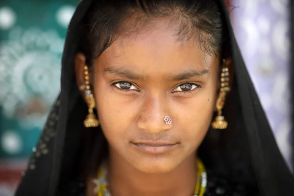 印度库奇的Rann 2018年12月10日 古吉拉特邦库奇区一个乡村的不明身份部落女孩 库奇地区以其部落生活和传统文化而闻名 — 图库照片