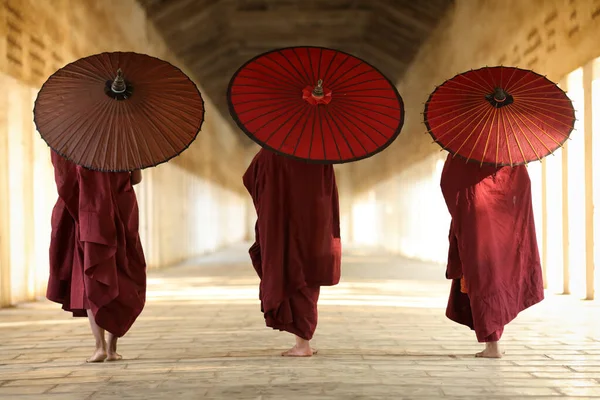 Group Buddhist Novices Shwezigon Pagoda Bagan Myanmar Burma — Stock Photo, Image