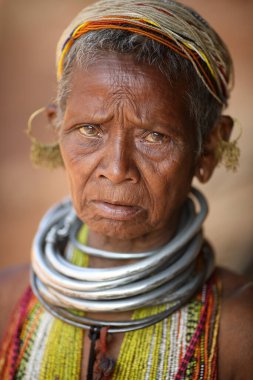 ONKADELLI, INDIA - 5 Aralık 2019: Odisha, Hindistan 'da Koraput yakınlarındaki kırsal bir köyde tanımlanamayan Bonda kabilesinden bir kadın. Koraput bölgesi kabile yaşamı ve geleneksel kültürüyle ünlüdür.