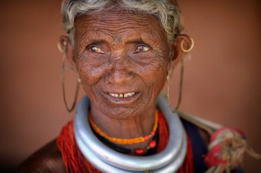 ONKADELLI, INDIA - NOVEMBER 14, 2019: Odisha, Hindistan 'da Koraput yakınlarındaki kırsal bir köyde tanımlanamayan Gadaba kabile kadını. Koraput bölgesi kabile yaşamı ve geleneksel kültürüyle ünlüdür..