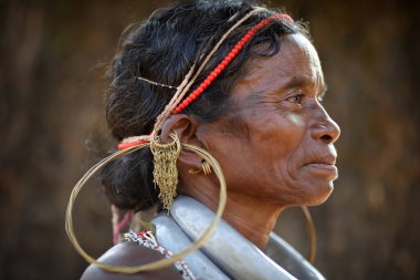 ONKADELLI, INDIA - NOVEMBER 14, 2019: Odisha, Hindistan 'da Koraput yakınlarındaki kırsal bir köyde tanımlanamayan Gadaba kabile kadını. Koraput bölgesi kabile yaşamı ve geleneksel kültürüyle ünlüdür..