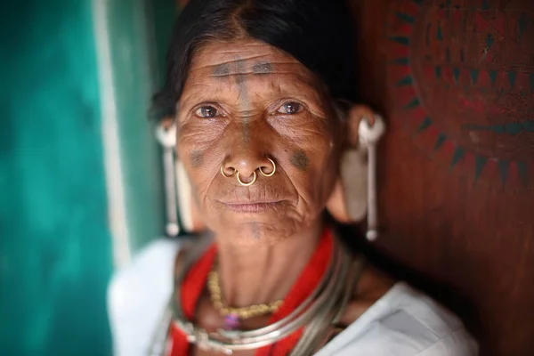 Gunupur India 2019年11月24日 印度奥迪沙Gunupur附近的一个农村村庄中身份不明的Sora部落妇女 索拉部落以纹身的脸和大耳环而闻名 — 图库照片