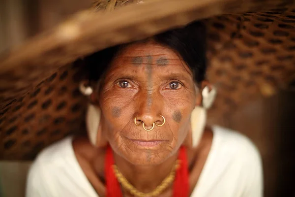 Gunupur India 2019年11月24日 印度奥迪沙Gunupur附近的一个农村村庄中身份不明的Sora部落妇女 索拉部落以纹身的脸和大耳环而闻名 — 图库照片