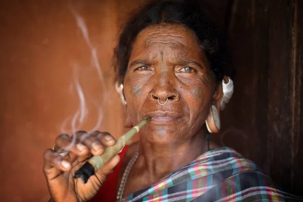 Gunupur India 2019年11月26日 在印度奥迪沙Gunupur附近的一个村庄 一名身份不明的Desia Kondh部落妇女 Desia Kondh部落以纹身脸而闻名 — 图库照片