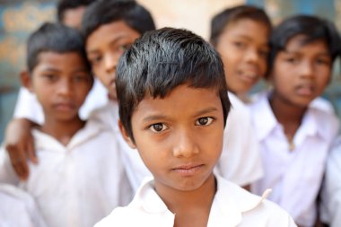 KORAPUT, INDIA - 5 Aralık 2019: Odisha, Hindistan 'da Koraput yakınlarındaki kırsal bir köyde tanımlanamayan Paraja kabile çocukları. Koraput bölgesi kabile yaşamı ve geleneksel kültürüyle ünlüdür..