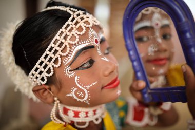 PURI, Hindistan - 18 Aralık 2019: Puri, Odisha, Hindistan yakınlarındaki geleneksel Raghurajpur el sanatları köyünde tanımlanamayan genç Gotipua dansçısı