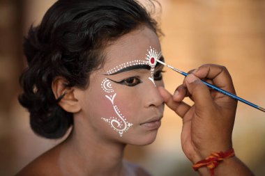 PURI, Hindistan - 18 Aralık 2019: Puri, Odisha, Hindistan yakınlarındaki geleneksel Raghurajpur el sanatları köyünde tanımlanamayan genç Gotipua dansçısı