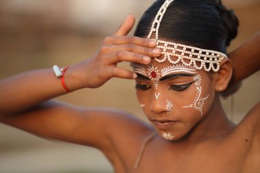 PURI, Hindistan - 18 Aralık 2019: Puri, Odisha, Hindistan yakınlarındaki geleneksel Raghurajpur el sanatları köyünde tanımlanamayan genç Gotipua dansçısı