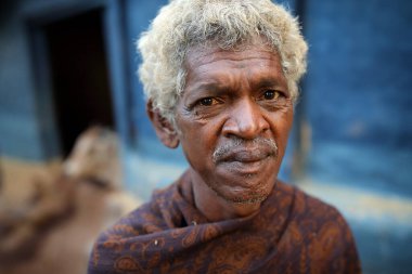 KANGER VALLEY ULUSAL PARK, Hindistan - 17 Kasım 2019: Kanger Valley Ulusal Parkı, Chhattisgarh, Hindistan 'daki kırsal bir köyde kimliği belirsiz bir kabile adamı