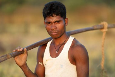 KANGER VALLEY ULUSAL PARK, Hindistan - 16 Kasım 2019: Kanger Valley Ulusal Parkı, Chhattisgarh, Hindistan 'da bir kırsal köyde kimliği belirsiz bir kabile çiftçisi