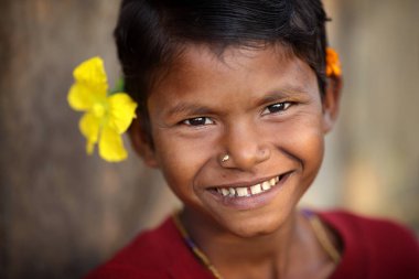 KANGER VALLEY ULUSAL PARK, Hindistan - 18 Kasım 2019: Kanger Valley Ulusal Parkı, Chhattisgarh, Hindistan 'da kırsal bir köyde çiçek taşıyan tanımlanamayan kabile kızı