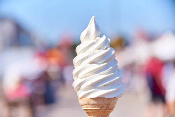 Zachte Dienen Ijsje Het Marktplein Het Centrum Van Helsinki Finland Rechtenvrije Stockafbeeldingen