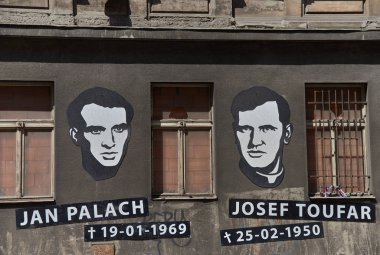 Prag, Çek Cumhuriyeti - 7 Temmuz 2017: Portreler ve Doğum ve ölüm tarihleri bellek ve Jan Palach ve Josef Toufar onuruna bir binanın dış cephe üzerinde Legerova sokakta Prag tarafından yerleştirilir. Palach kendi üzerinde 19 Ocak 1969 yılında kabul edilen